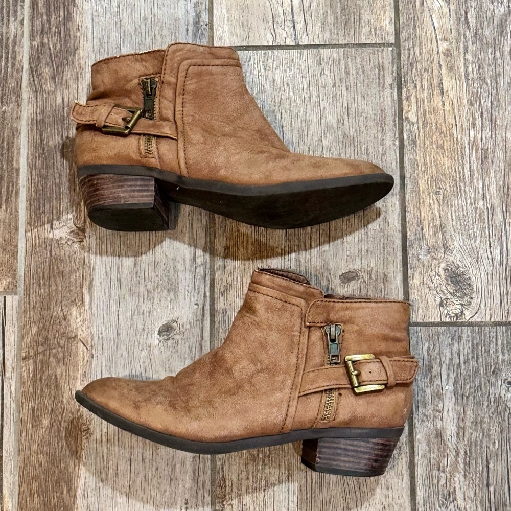 Boots - Picture 2 of 10